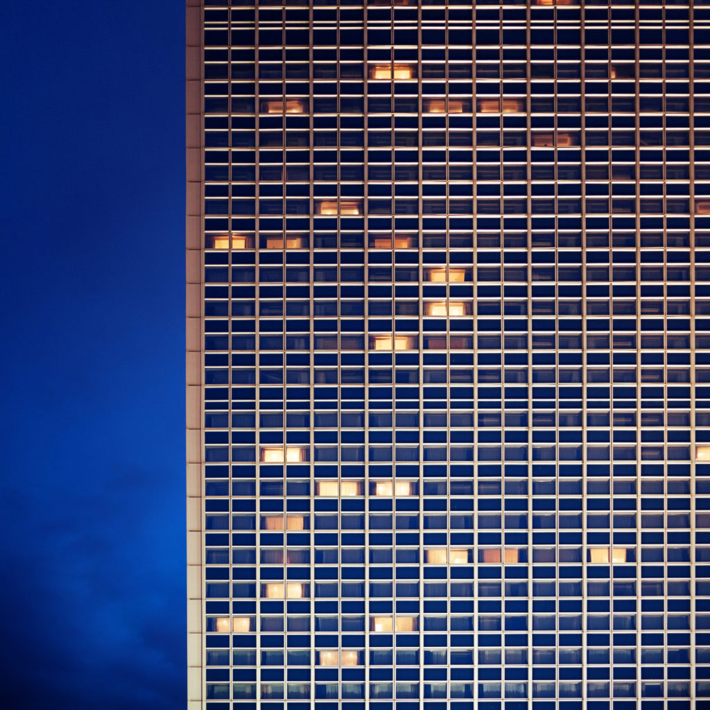 facade immeuble la nuit - fenêtre éclairée